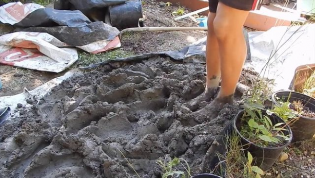 Foto - Evinin bahçesine kilden fırın yaptı