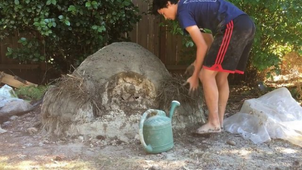 Foto - Evinin bahçesine kilden fırın yaptı