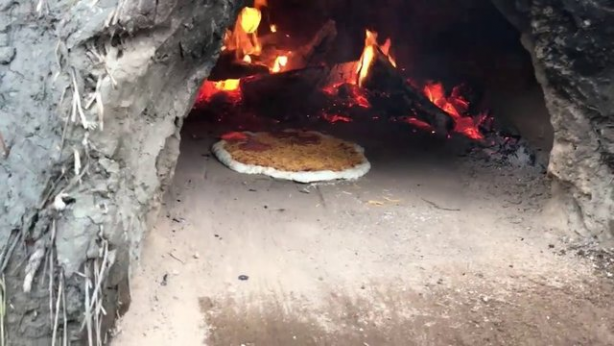 Foto - Evinin bahçesine kilden fırın yaptı