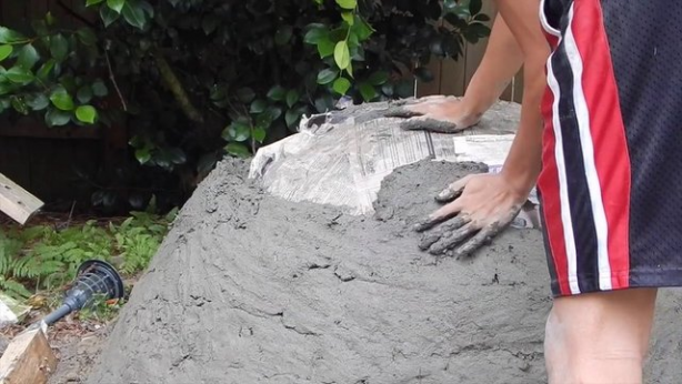 Foto - Evinin bahçesine kilden fırın yaptı