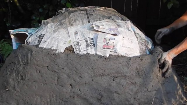 Foto - Evinin bahçesine kilden fırın yaptı