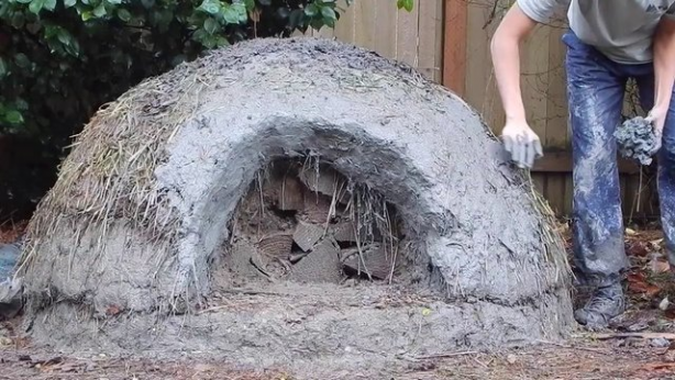 Foto - Evinin bahçesine kilden fırın yaptı