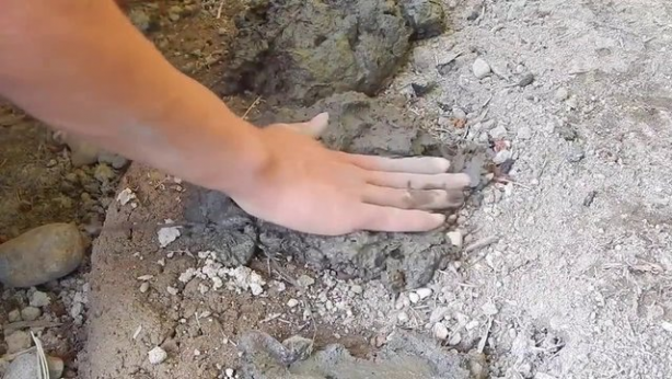 Foto - Evinin bahçesine kilden fırın yaptı