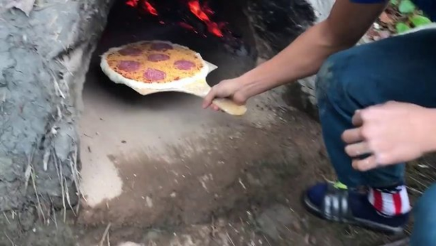 Foto - Evinin bahçesine kilden fırın yaptı