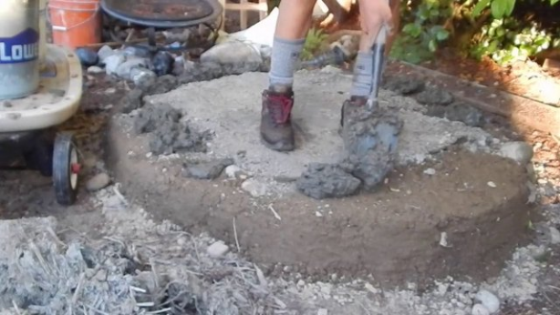 Foto - Evinin bahçesine kilden fırın yaptı