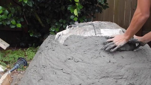 Foto - Evinin bahçesine kilden fırın yaptı