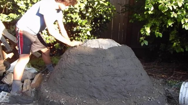 Foto - Evinin bahçesine kilden fırın yaptı