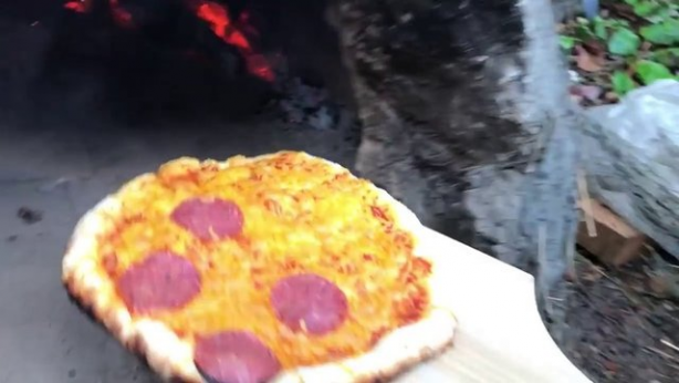 Foto - Evinin bahçesine kilden fırın yaptı