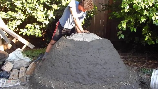 Foto - Evinin bahçesine kilden fırın yaptı