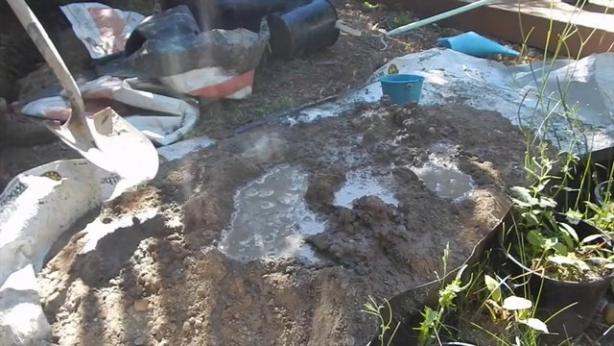 Foto - Evinin bahçesine kilden fırın yaptı