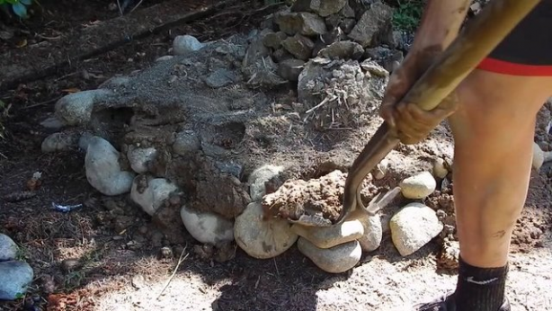 Foto - Evinin bahçesine kilden fırın yaptı