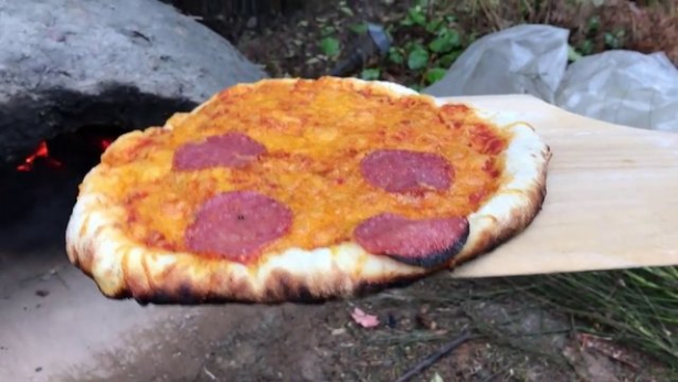 Foto - Evinin bahçesine kilden fırın yaptı