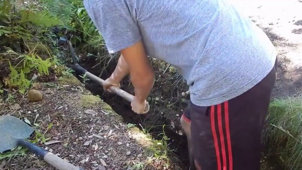 Foto - Evinin bahçesine kilden fırın yaptı