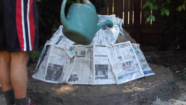 Foto - Evinin bahçesine kilden fırın yaptı