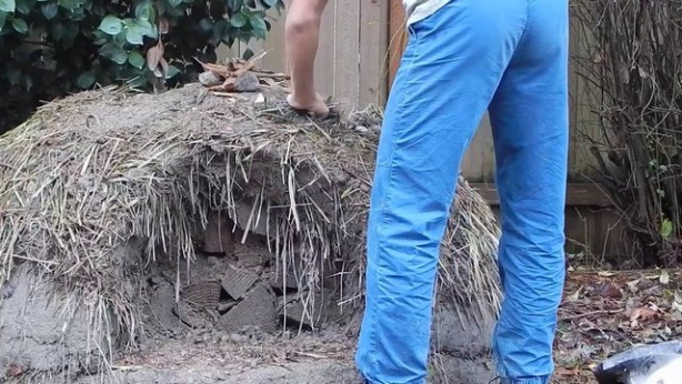 Foto - Evinin bahçesine kilden fırın yaptı