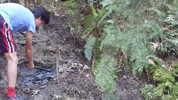 Foto - Evinin bahçesine kilden fırın yaptı