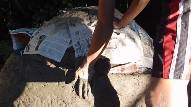 Foto - Evinin bahçesine kilden fırın yaptı