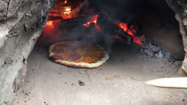 Foto - Evinin bahçesine kilden fırın yaptı