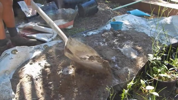 Foto - Evinin bahçesine kilden fırın yaptı