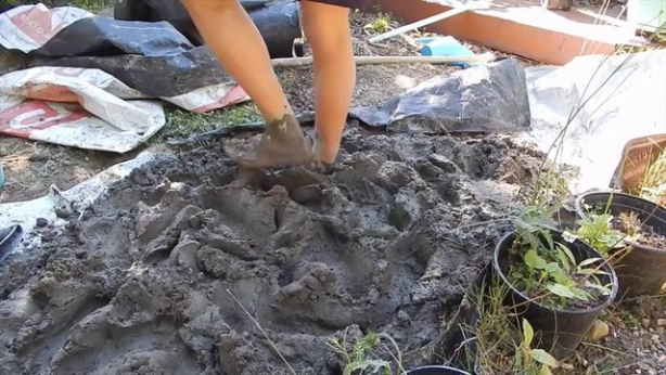 Foto - Evinin bahçesine kilden fırın yaptı