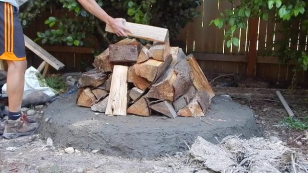 Foto - Evinin bahçesine kilden fırın yaptı