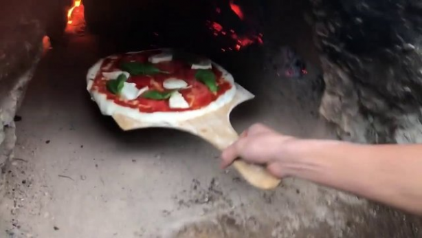 Foto - Evinin bahçesine kilden fırın yaptı