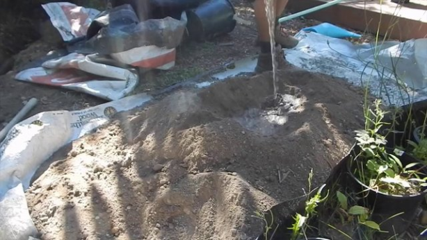 Foto - Evinin bahçesine kilden fırın yaptı