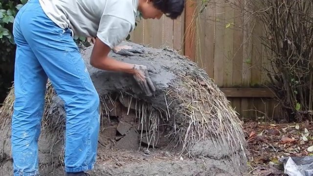 Foto - Evinin bahçesine kilden fırın yaptı