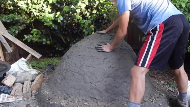 Foto - Evinin bahçesine kilden fırın yaptı