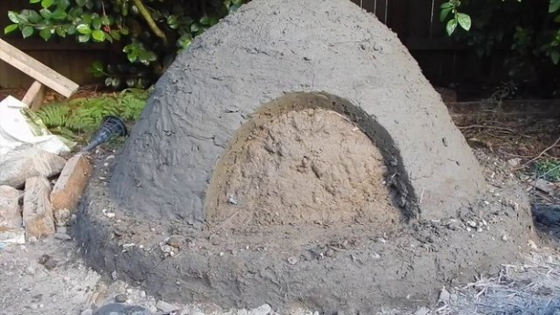 Foto - Evinin bahçesine kilden fırın yaptı