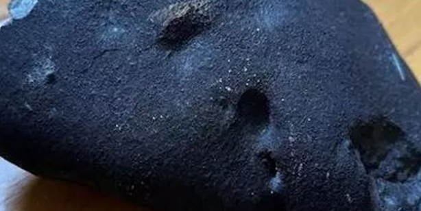 Foto - Evinin damını göktaşı deldi