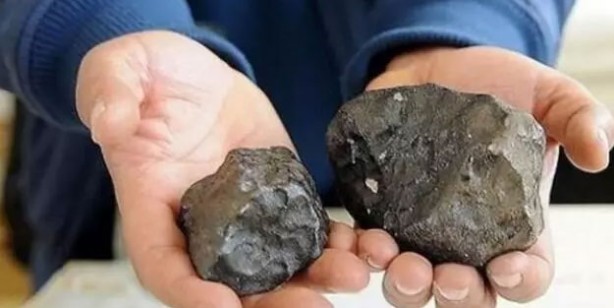 Evinin damını göktaşı deldi