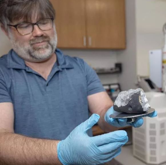 Foto - Evinin damını göktaşı deldi