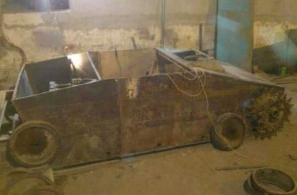 Foto - Evinin garajında tank yaptı