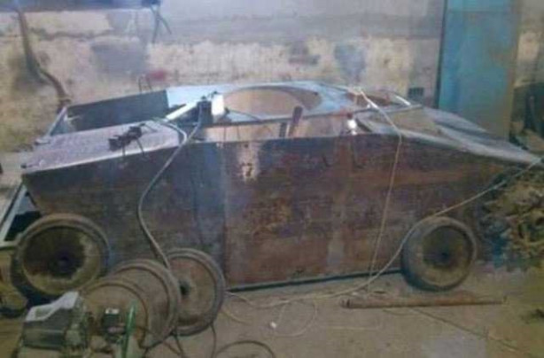 Foto - Evinin garajında tank yaptı