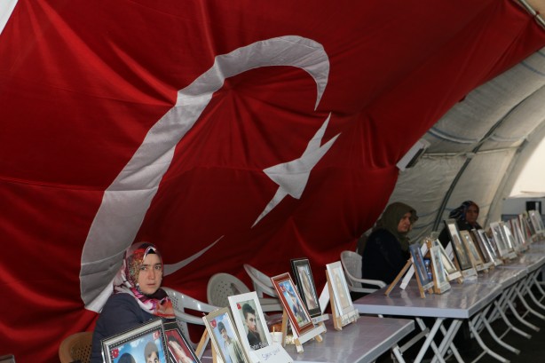 Foto - Evladı HDP aracılığı ile Adana'dan dağa kaçırılan acılı anne: Kızımı kaçıranlar inşallah kahrolurlar!