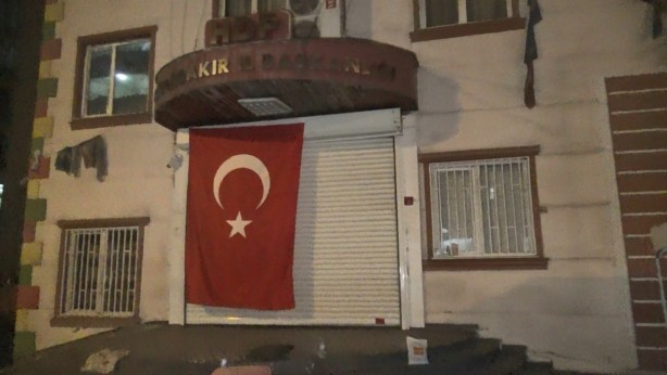 Foto - Evlat nöbetindeki ailelerden HDP'ye Türk bayraklı ayar!