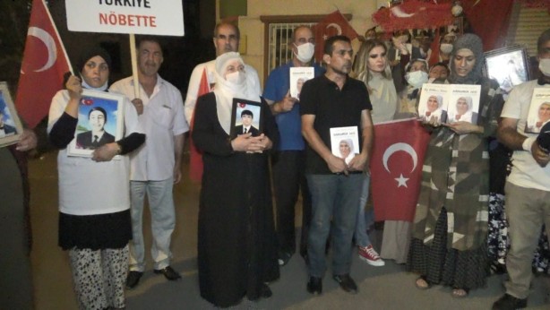 Foto - Evlat nöbetindeki ailelerden HDP'ye Türk bayraklı ayar!