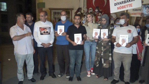 Foto - Evlat nöbetindeki ailelerden HDP'ye Türk bayraklı ayar!