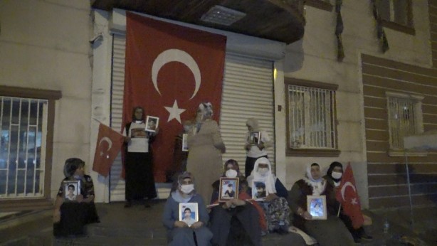Foto - Evlat nöbetindeki ailelerden HDP'ye Türk bayraklı ayar!