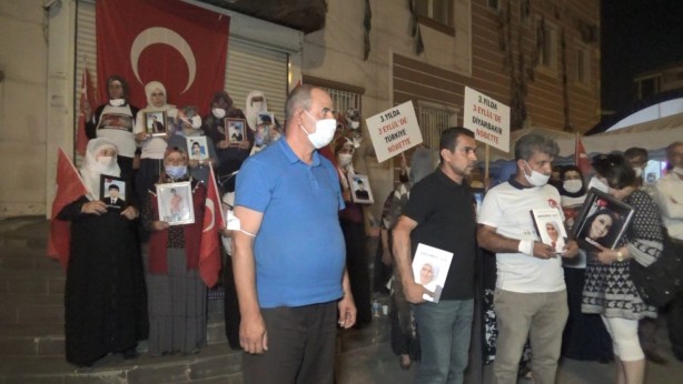Foto - Evlat nöbetindeki ailelerden HDP'ye Türk bayraklı ayar!