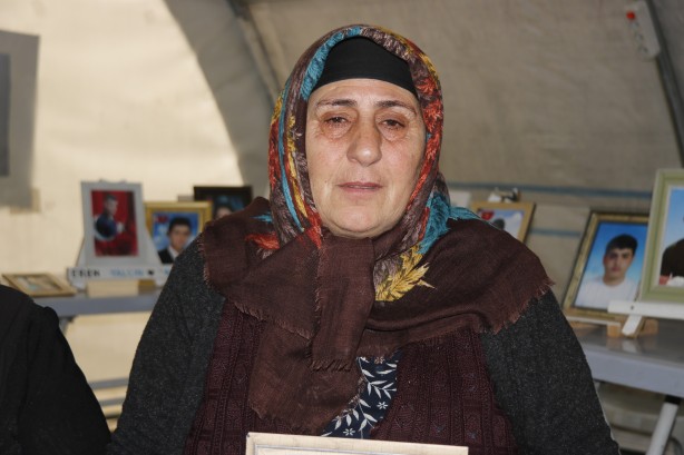 Foto - Evlat nöbetindeki annenin acı feryadı: Bir oğlum mezarda diğeri dağda!