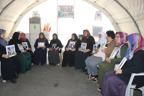 Foto - Evlat nöbetindeki annenin acı feryadı: Bir oğlum mezarda diğeri dağda!