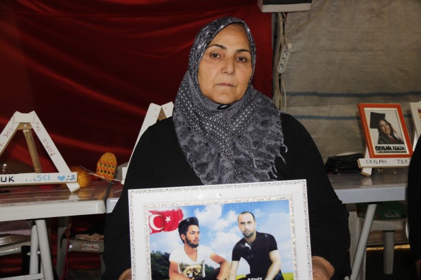 Foto - Evlat nöbetindeki annenin acı feryadı: Bir oğlum mezarda diğeri dağda!