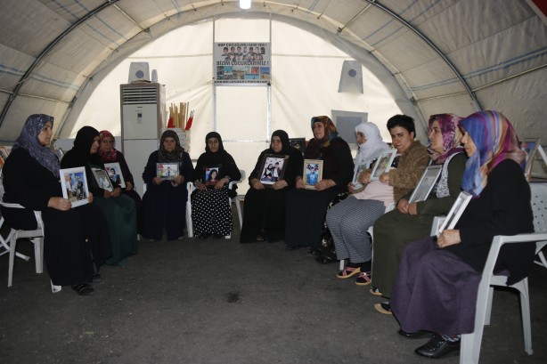 Evlat nöbetindeki annenin acı feryadı: Bir oğlum mezarda diğeri dağda!