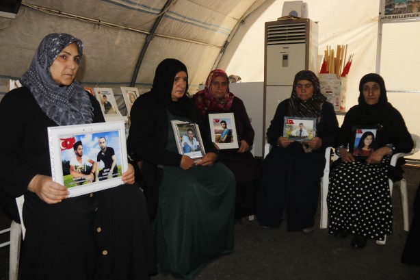 Foto - Evlat nöbetindeki annenin acı feryadı: Bir oğlum mezarda diğeri dağda!