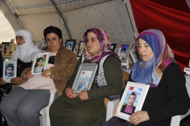 Foto - Evlat nöbetindeki annenin acı feryadı: Bir oğlum mezarda diğeri dağda!