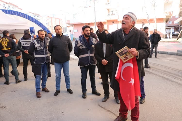 Foto - Evlat nöbetindeki babadan HDP'ye Türk bayraklı tepki