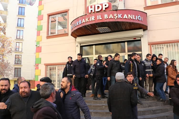 Foto - Evlat nöbetindeki babadan HDP'ye Türk bayraklı tepki
