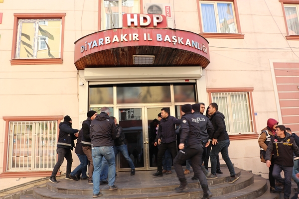 Foto - Evlat nöbetindeki babadan HDP'ye Türk bayraklı tepki